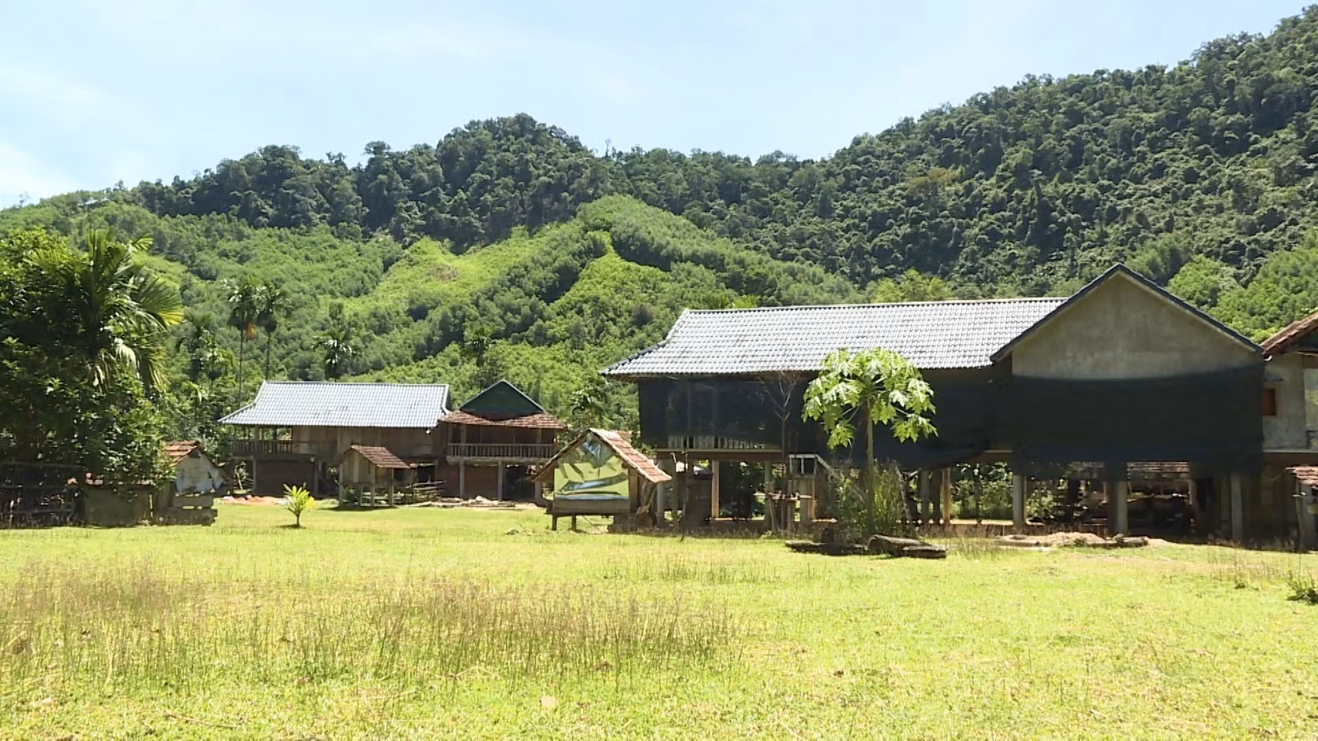 Những ngôi nhà mới khang trang được xây dựng ở xã vùng cao Long Môn, huyện Minh Long (Quảng Ngãi).