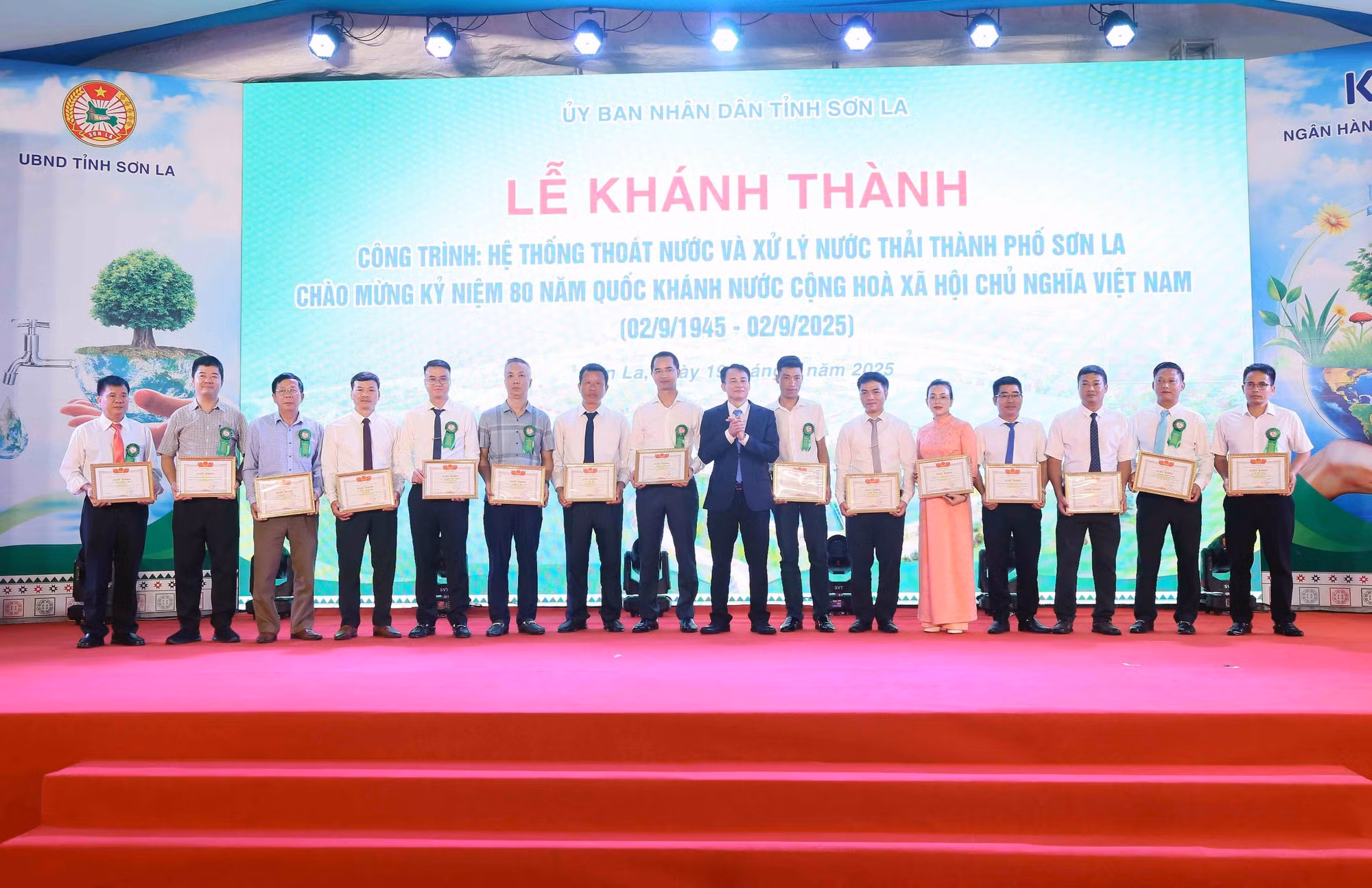 Lãnh đạo Ban Quản lý Dự án ODA tỉnh Sơn La tặng Giấy khen các tập thể, cá nhân.
