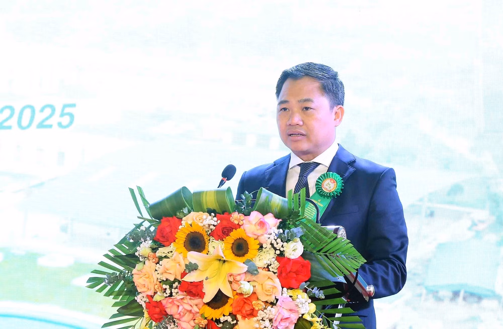 Chủ tịch UBND tỉnh Sơn La Nguyễn Đình Việt phát biểu.