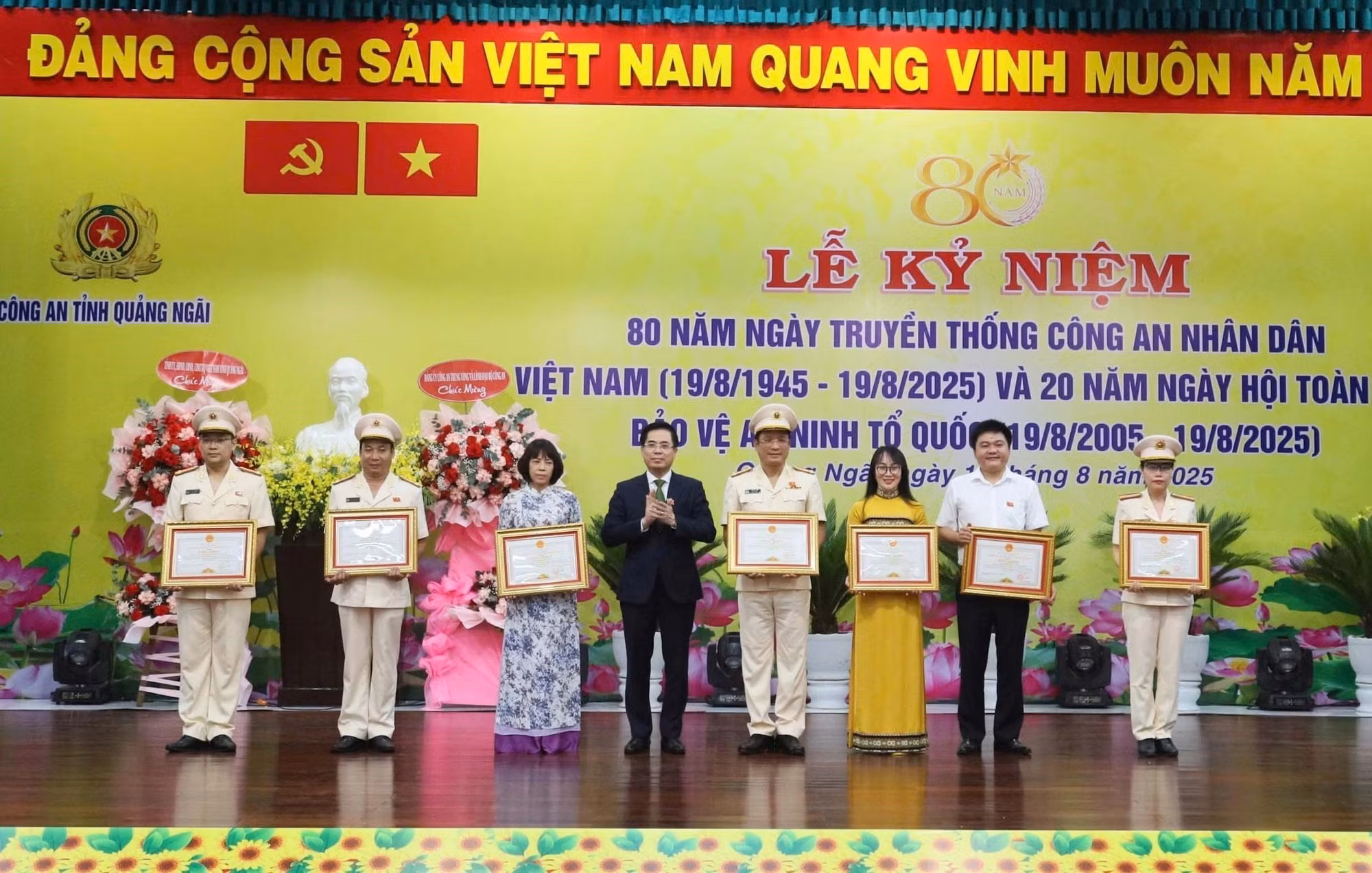 Phó bí thư Tỉnh ủy, Chủ tịch UBND tỉnh Quảng Ngãi Nguyễn Hoàng Giang tặng Bằng khen cho các tập thể và cá nhân có thành tích xuất sắc trong Phong trào Ngày hội toàn dân bảo vệ an ninh Tổ quốc. Ảnh: Phạm Cường/TTXVN