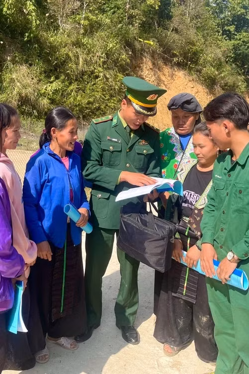Bộ đội Biên phòng tỉnh Sơn La phổ biến, giáo dục pháp luật cho đồng bào dân tộc thiểu số.