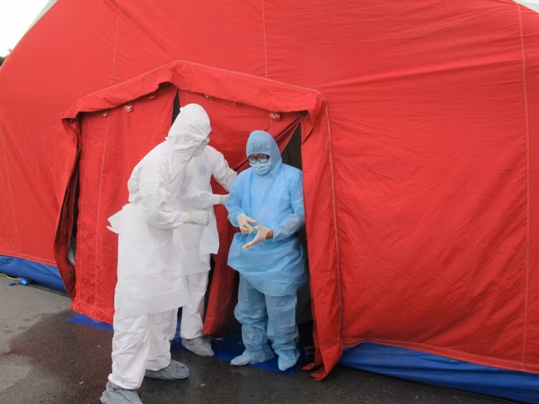 Diễn tập chống dịch Ebola tại sân bay Tân Sơn Nhất ảnh 3