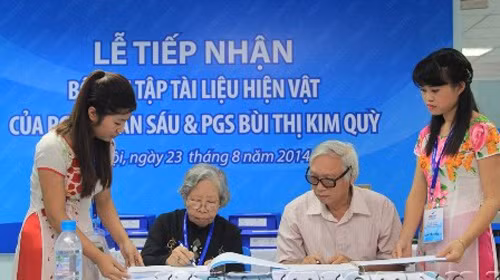 Tiếp nhận tài liệu hiện vật của hai nhà khoa học ảnh 1