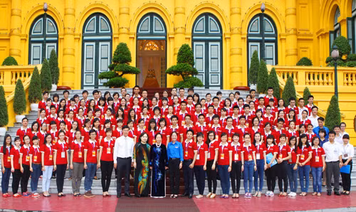 Phó Chủ tịch nước tiếp đoàn thủ khoa tốt nghiệp đại học ảnh 1