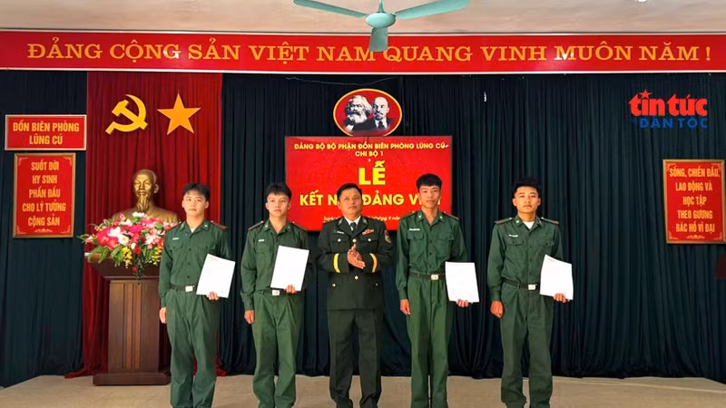 Bốn chiến sĩ Biên phòng dân tộc thiểu số vinh dự được kết nạp Đảng