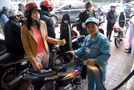 Minh bạch giá xăng dầu theo cơ chế thị trường ảnh 1