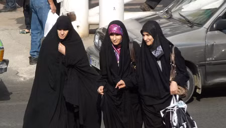 Iran trả tiền để phụ nữ Nga mặc hijab ảnh 1