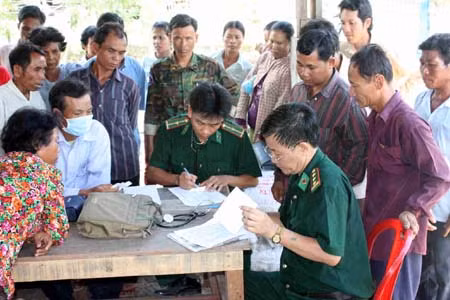 Bộ đội biên phòng giúp dân xóa đói, giảm nghèo ảnh 5