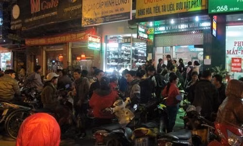 Hà Nội: Chật vật mua vé tàu xe về Tết ảnh 2