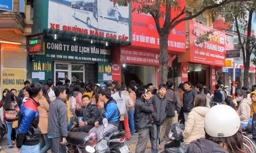 Hà Nội: Chật vật mua vé tàu xe về Tết ảnh 1