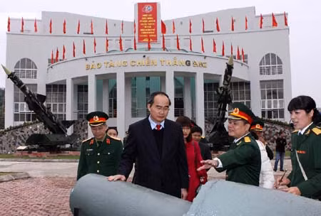 "Chiến thắng Hà Nội - Điện Biên Phủ trên không" ảnh 1