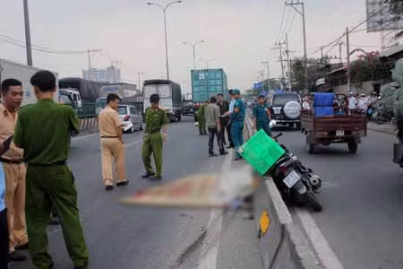 Ngã ra đường, bị xe đầu kéo cán tử vong ảnh 1