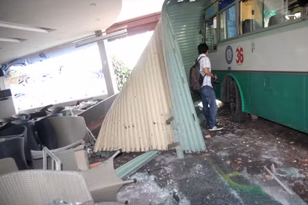 Tránh xe máy, xe buýt lao vào quán cà phê ảnh 1