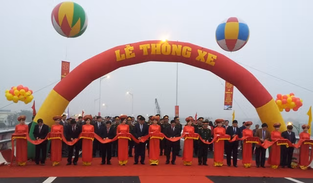 Thông xe cầu vượt đường ra sân bay Nội Bài ảnh 1