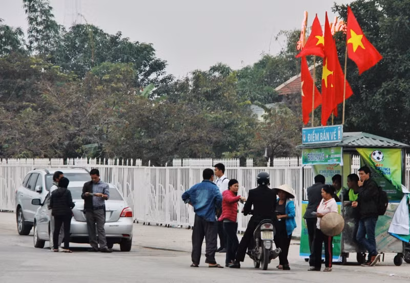Hiếm vé 'đẹp' trận Việt Nam - Indonesia ảnh 1