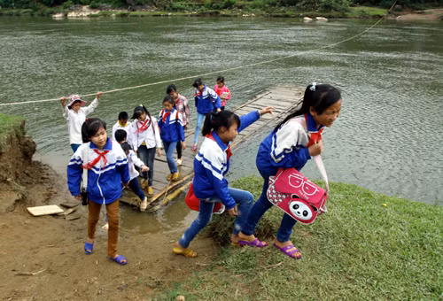 Nguy hiểm từ những chiếc bè mảng đưa học sinh đến trường ảnh 6