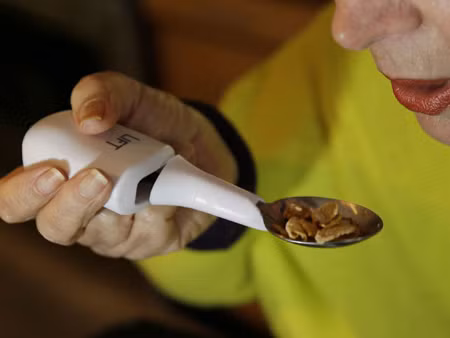 Thìa ăn thông minh cho bệnh nhân Parkinson ảnh 1