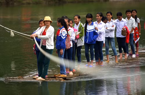 Nguy hiểm từ những chiếc bè mảng đưa học sinh đến trường ảnh 4