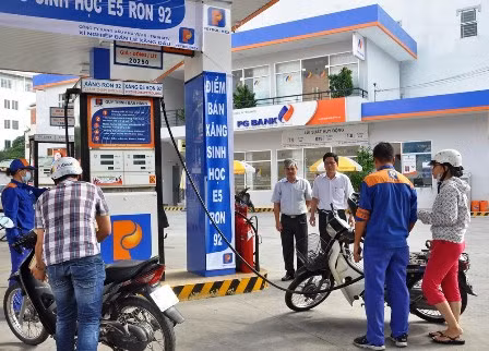 Kiểm tra bán xăng E5 tại Petrolimex Sài Gòn ảnh 1
