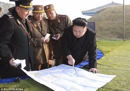 Ông Kim Jong Un theo dõi quân đội tập trận ảnh 1