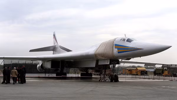 Nga nâng cấp máy bay ném bom chiến lược Tu-160 ảnh 1