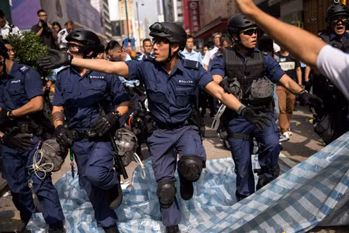 Hong Kong: Bạo lực bùng phát trở lại ở Mong Kok ảnh 1