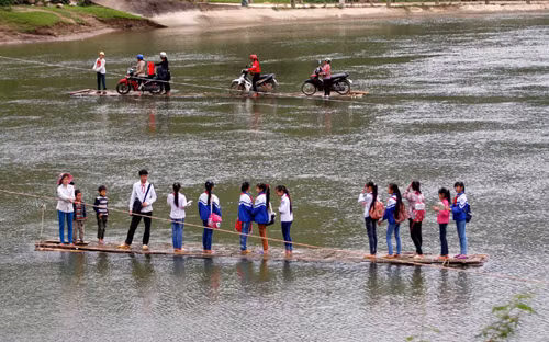 Nguy hiểm từ những chiếc bè mảng đưa học sinh đến trường ảnh 1