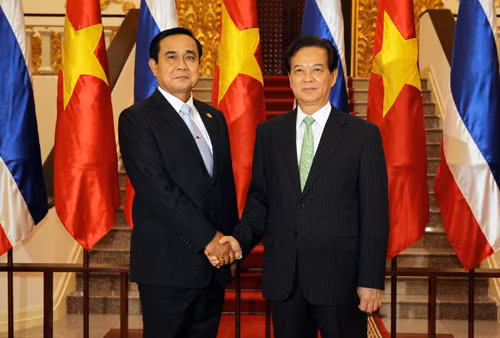 Thủ tướng Nguyễn Tấn Dũng hội đàm với Thủ tướng Thái Lan ảnh 1