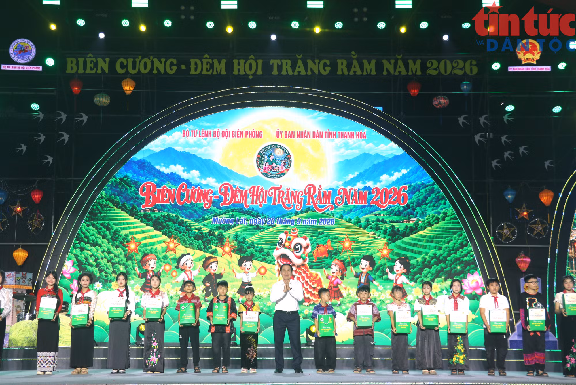 Phó Thủ tướng Chính phủ Lê Tiến Châu tặng quà cho các em thiếu niên, nhi đồng xã Mường Lát (Thanh Hóa) trong chương trình “Biên cương - Đêm hội trăng rằm” năm 2026 .