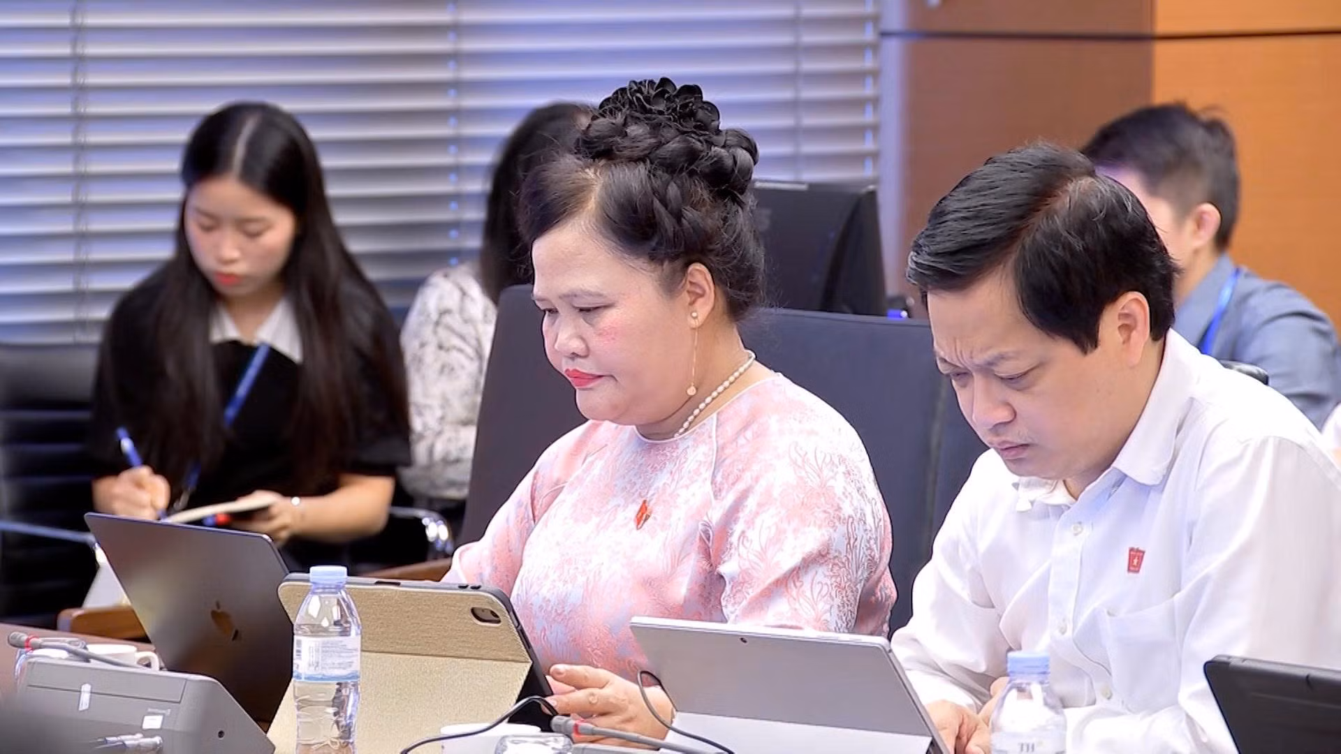 Đại biểu Nguyễn Thị Sửu, Đoàn ĐBQH TP Huế tham gia phiên thảo luật tại tổ.