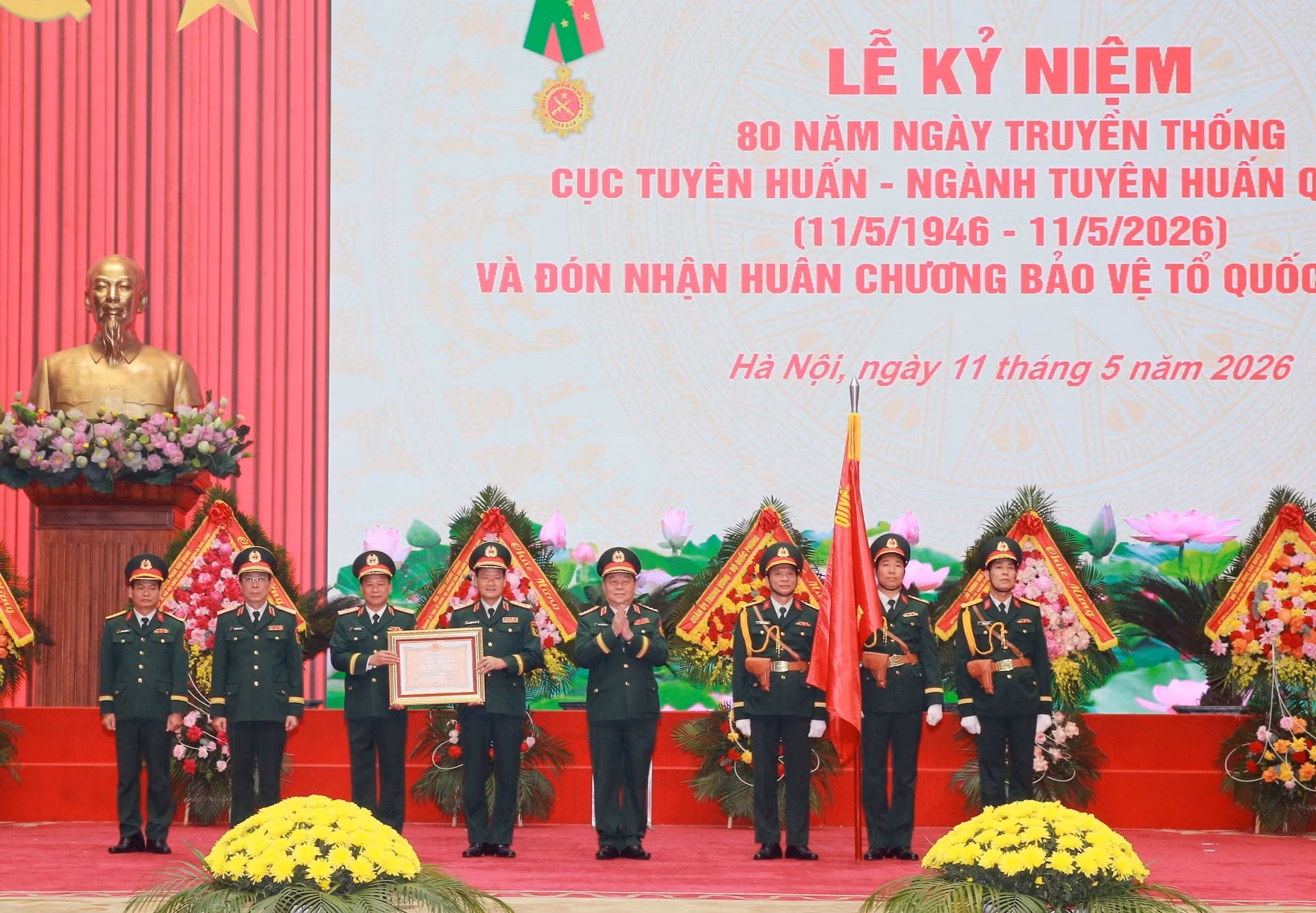Đại tướng Nguyễn Trọng Nghĩa, Ủy viên Bộ Chính trị, Bí thư Trung ương Đảng, Chủ nhiệm Tổng cục Chính trị QĐND Việt Nam trao Huân chương Bảo vệ Tổ quốc hạng Nhất cho Cục Tuyên huấn. nhân Kỷ niệm 80 năm Ngày truyền thống. Ảnh: Trọng Đức/TTXVN