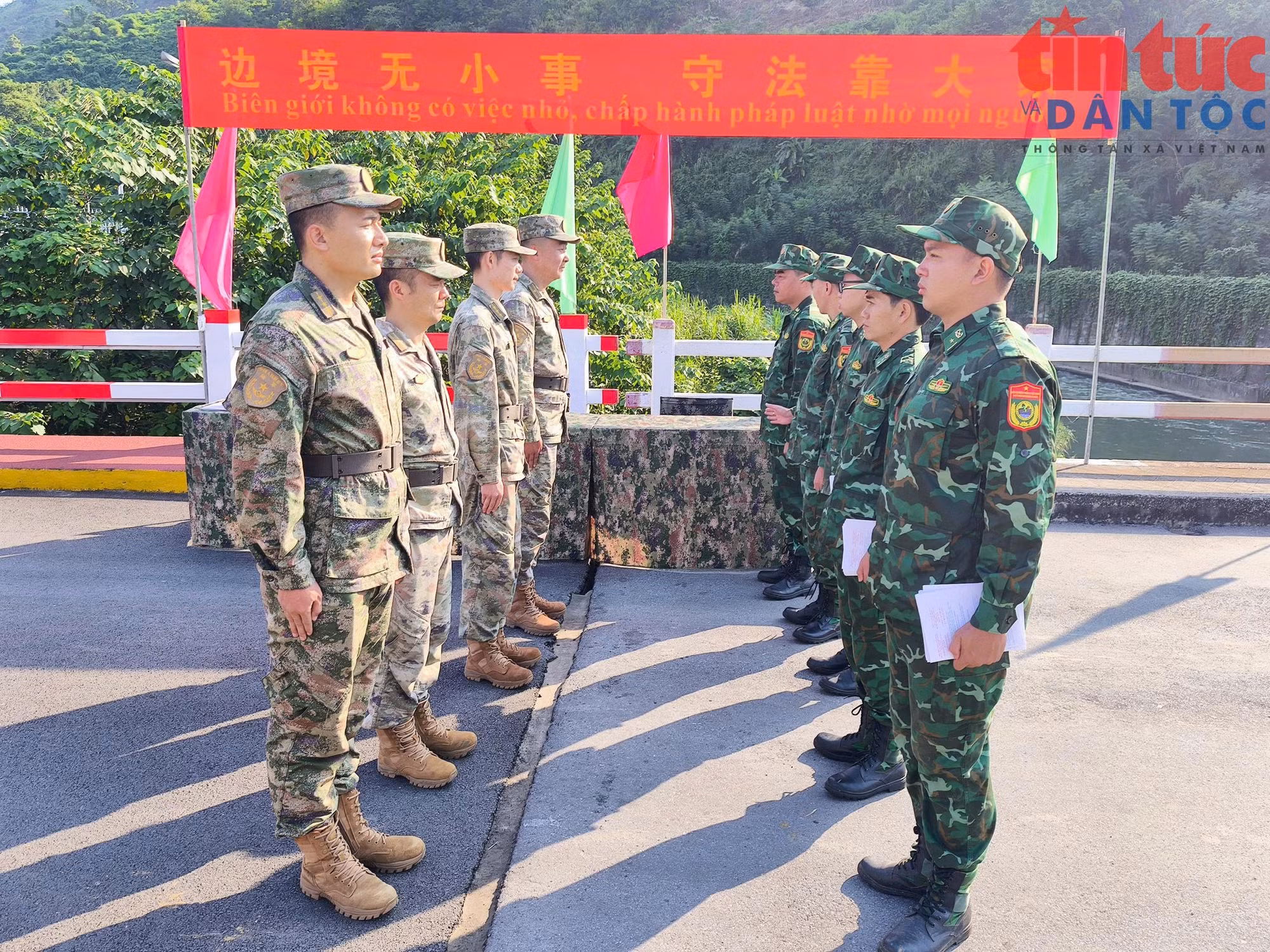 Lực lượng Bộ đội Biên phòng Việt Nam và Trung Quốc chuẩn bị tuần tra song phương.