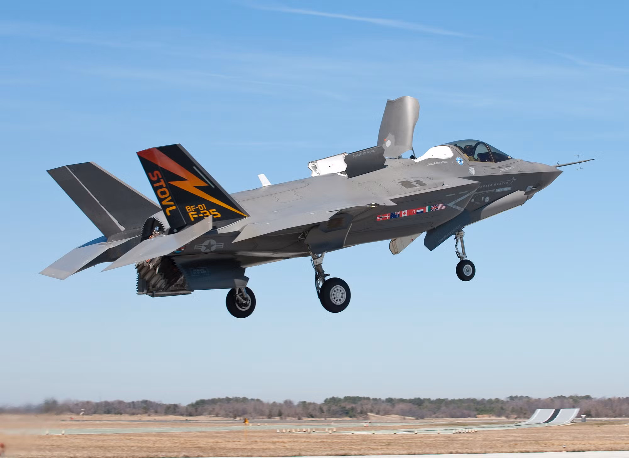 Chiến đấu cơ F-35 ‘nằm đất' vì nguy cơ nổ tung trên không ảnh 1