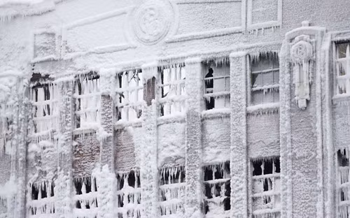 Kinh ngạc nước cứu hỏa đóng băng trong giá rét ảnh 8