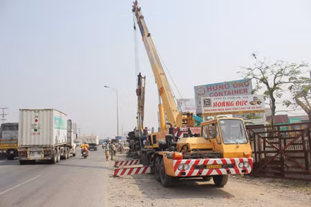 Xe container lật nhào trên quốc lộ 1A ảnh 1