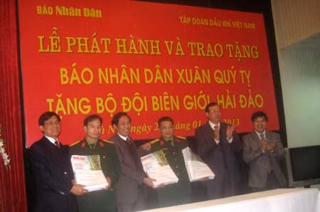Tặng báo Xuân cho chiến sĩ nơi biên giới, hải đảo ảnh 1