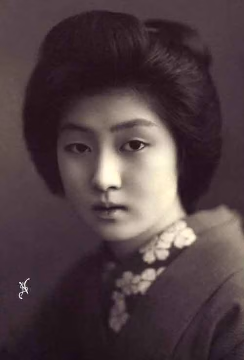 Ngỡ ngàng với nhan sắc thuần khiết của geisha 100 năm trước ảnh 1
