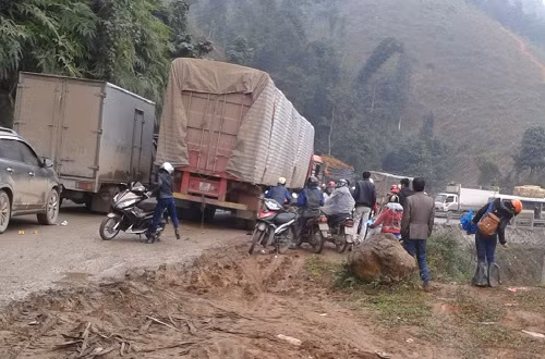 Yên Bái: Xe container 100 tấn quá tải, tụt dốc ảnh 1