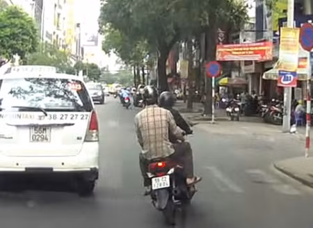 Táo tợn cướp gương chiếu hậu ôtô giữa phố Sài Gòn ảnh 1
