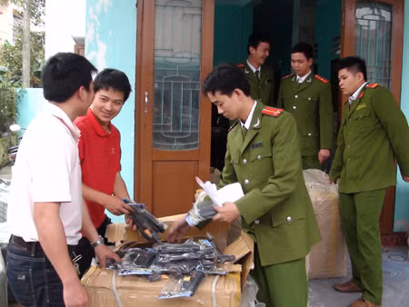 Thu giữ súng, đạn nhựa và pháo lậu trên xe khách ảnh 1