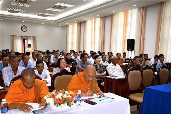 Phát huy vai trò người có uy tín trong giảm nghèo, giữ gìn an ninh cơ sở