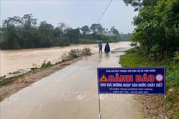 Thanh Hóa mưa lớn gây chia cắt các tuyến đường tại miền núi