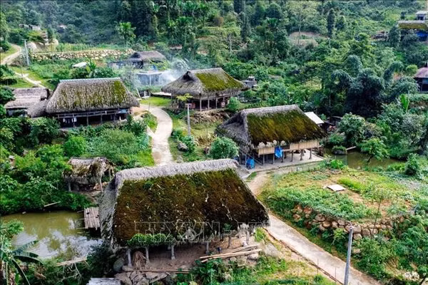 Xà Phìn mở lối du lịch từ những mái nhà phủ rêu