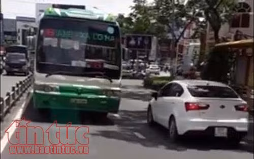 Hai xe buýt va chạm, nhân viên nói chuyện với đồng nghiệp bằng... búa ảnh 2