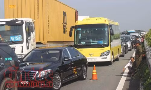 3 xe ô tô tông nhau liên hoàn trên cao tốc gây ùn tắc nghiêm trọng ảnh 3