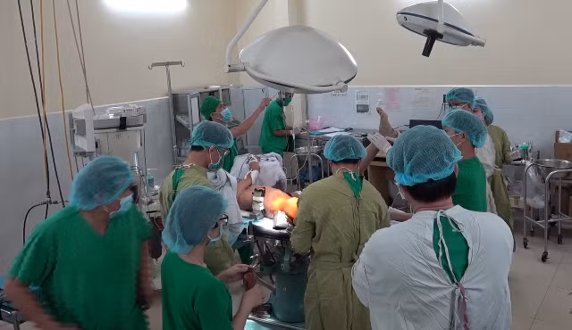 Nam công nhân bị hai thanh sắt đâm xuyên người ảnh 1
