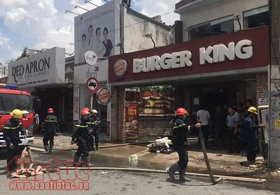 Cháy cửa hàng Burger King, thực khách hoảng loạn tháo chạy ảnh 1