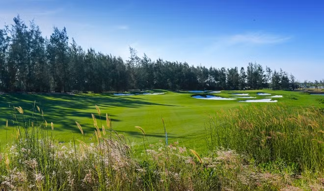Cựu danh thủ Nguyễn Hồng Sơn so gậy cùng vợ chồng nhạc sĩ Minh Khang tại Vinpearl Golf Nam Hội An ảnh 7