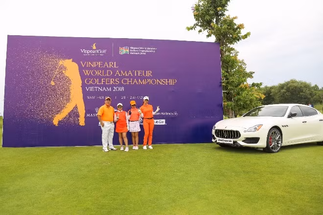 Cựu danh thủ Nguyễn Hồng Sơn so gậy cùng vợ chồng nhạc sĩ Minh Khang tại Vinpearl Golf Nam Hội An ảnh 2