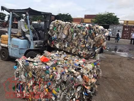 Buộc tái xuất 5 container rác thải ‘đội lốt’ phế liệu ảnh 2